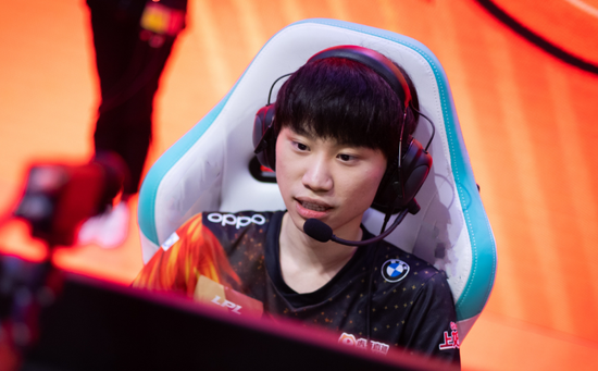 曾卓君加盟沙特豪门Falcons战队引发热议