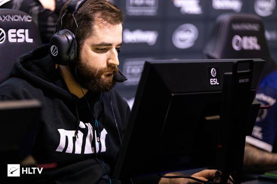 寂静岭f女主直播遭遇恐怖游戏吓哭引发热议